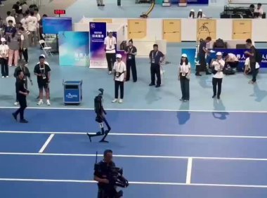 人形机器人运动会田径决赛宇树科技首夺1500米冠军