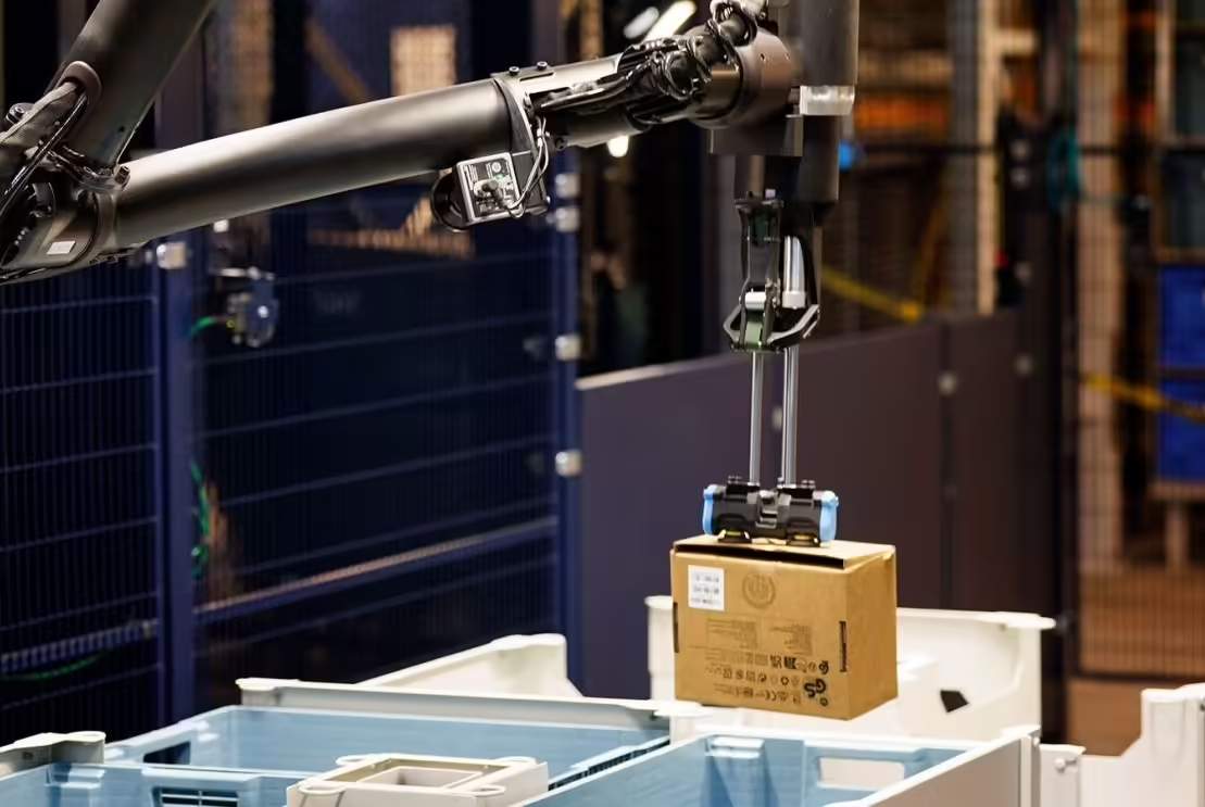 亚马逊澄清“用机器人取代 60 万工人岗位”：只是降本增效，不和人类抢工作