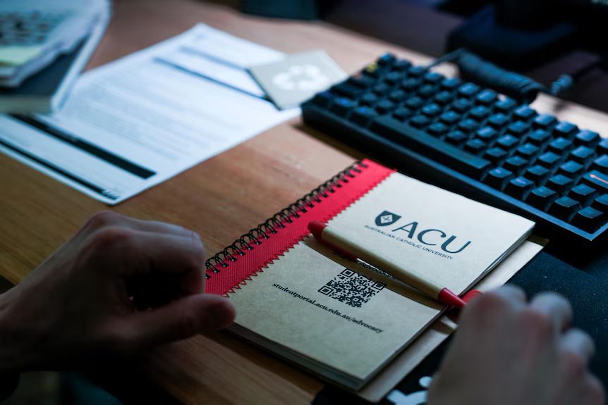 e146b057j00t43sou00iad000ny00fzm 澳洲一大学 AI检测出错,近 6000 学生遭误判学术不端