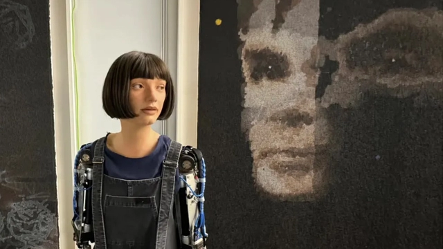 AI机器人创作画作拍卖创纪录引发艺术界热议