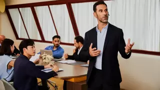 AI同传耳机技术突破：三麦克风矩阵重新定义跨语言交流体验