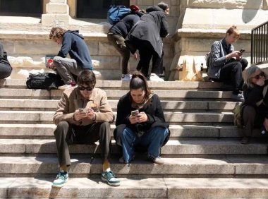 美国年轻人对AI就业影响忧虑加剧 半数以上担心失业风险