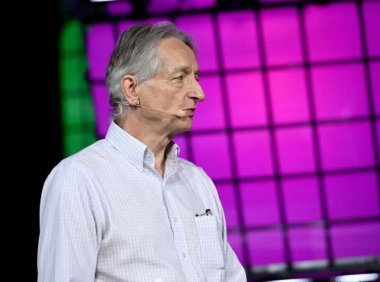 AI 教父：AI 要赚钱必须替代人类劳动